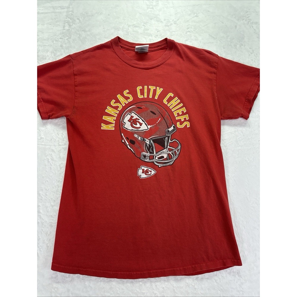 Kansas City Chiefs NFL Team Apparel Red Helmet Graphic T-Shirt Men's Medium Med